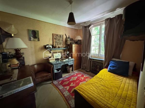 EN EXCLUSIVITÉ je vous invite à venir découvrier cette maison d'habitation de plain-pied, de 70 m² environ comprenant : 
Entrée avec placard, séjour, cuisine indépendante, couloir avec cheminée, 2 chambres dont 1 avec placard, salle d’eau, wc indépendant, 1 pièce indépendante chauffée.
1 atelier et une pièce de 32 m² environ avec grenier au-dessus.
1 abri de jardin sur dalle béton.
Le terrain est clôturé et arboré pour une superficie de 1.732 m².
Le bien est raccordé au tout à l'égoût. Faible taxe foncière : 442 €.
Située à Melleroy, village doté d’une épicerie associative et proche de Château-Renard, Triguères et Courtenay.
TRAVAUX A PRÉVOIR !!
Je suis à votre disposition pour tous renseignements et une visite !!