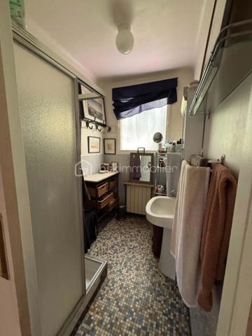 EN EXCLUSIVITÉ je vous invite à venir découvrier cette maison d'habitation de plain-pied, de 70 m² environ comprenant : 
Entrée avec placard, séjour, cuisine indépendante, couloir avec cheminée, 2 chambres dont 1 avec placard, salle d’eau, wc indépendant, 1 pièce indépendante chauffée.
1 atelier et une pièce de 32 m² environ avec grenier au-dessus.
1 abri de jardin sur dalle béton.
Le terrain est clôturé et arboré pour une superficie de 1.732 m².
Le bien est raccordé au tout à l'égoût. Faible taxe foncière : 442 €.
Située à Melleroy, village doté d’une épicerie associative et proche de Château-Renard, Triguères et Courtenay.
TRAVAUX A PRÉVOIR !!
Je suis à votre disposition pour tous renseignements et une visite !!