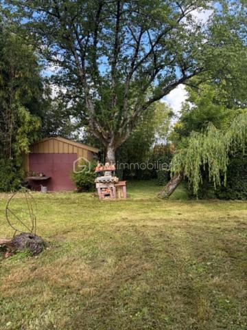 EN EXCLUSIVITÉ je vous invite à venir découvrier cette maison d'habitation de plain-pied, de 70 m² environ comprenant : 
Entrée avec placard, séjour, cuisine indépendante, couloir avec cheminée, 2 chambres dont 1 avec placard, salle d’eau, wc indépendant, 1 pièce indépendante chauffée.
1 atelier et une pièce de 32 m² environ avec grenier au-dessus.
1 abri de jardin sur dalle béton.
Le terrain est clôturé et arboré pour une superficie de 1.732 m².
Le bien est raccordé au tout à l'égoût. Faible taxe foncière : 442 €.
Située à Melleroy, village doté d’une épicerie associative et proche de Château-Renard, Triguères et Courtenay.
TRAVAUX A PRÉVOIR !!
Je suis à votre disposition pour tous renseignements et une visite !!