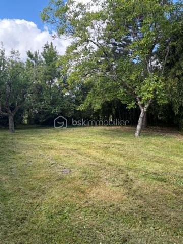EN EXCLUSIVITÉ je vous invite à venir découvrier cette maison d'habitation de plain-pied, de 70 m² environ comprenant : 
Entrée avec placard, séjour, cuisine indépendante, couloir avec cheminée, 2 chambres dont 1 avec placard, salle d’eau, wc indépendant, 1 pièce indépendante chauffée.
1 atelier et une pièce de 32 m² environ avec grenier au-dessus.
1 abri de jardin sur dalle béton.
Le terrain est clôturé et arboré pour une superficie de 1.732 m².
Le bien est raccordé au tout à l'égoût. Faible taxe foncière : 442 €.
Située à Melleroy, village doté d’une épicerie associative et proche de Château-Renard, Triguères et Courtenay.
TRAVAUX A PRÉVOIR !!
Je suis à votre disposition pour tous renseignements et une visite !!