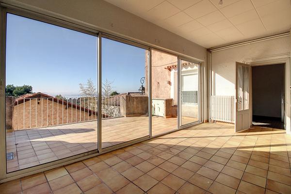 Vitrolles Nord, au pied du rocher, dans le village, tres grand appartement T4 avec terrasse