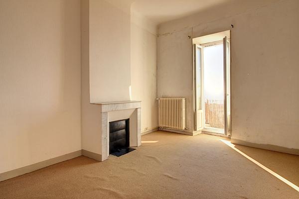 Vitrolles Nord, au pied du rocher, dans le village, tres grand appartement T4 avec terrasse