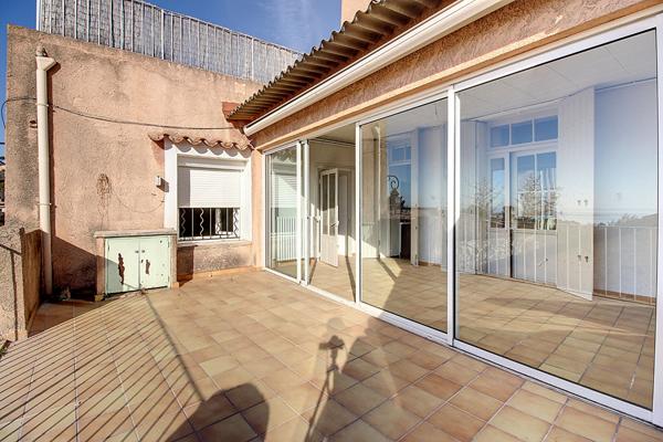 Vitrolles Nord, au pied du rocher, dans le village, tres grand appartement T4 avec terrasse