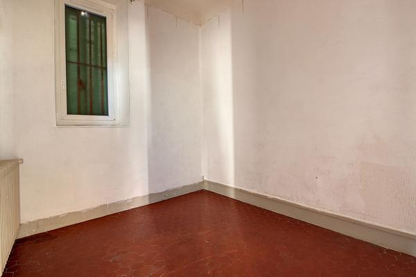 Vitrolles Nord, au pied du rocher, dans le village, tres grand appartement T4 avec terrasse