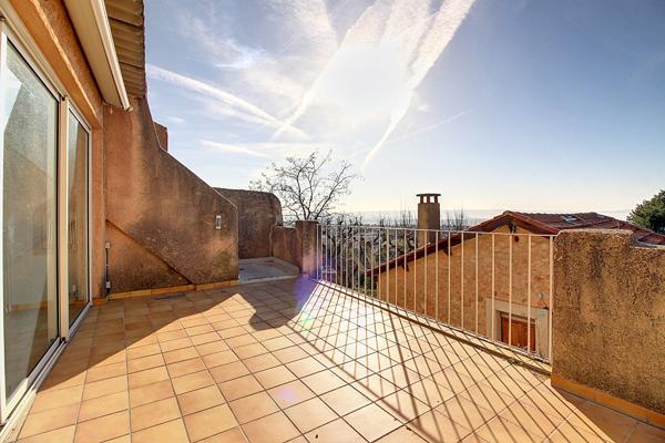 Vitrolles Nord, au pied du rocher, dans le village, tres grand appartement T4 avec terrasse