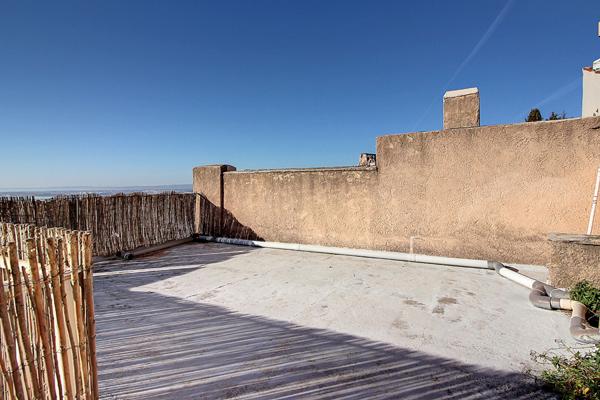 Vitrolles Nord, au pied du rocher, dans le village, tres grand appartement T4 avec terrasse