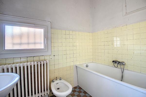 Vitrolles Nord, au pied du rocher, dans le village, tres grand appartement T4 avec terrasse