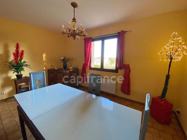 Maison à vendre T4 de 110m2 sur terrain clos de 1260m2, calme, vue dominante et dégagée.