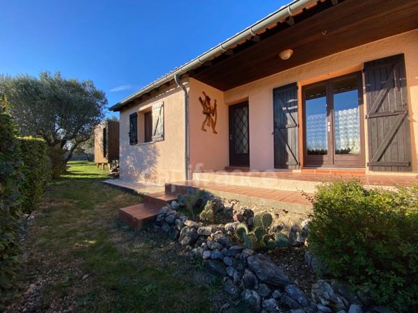 Maison à vendre T4 de 110m2 sur terrain clos de 1260m2, calme, vue dominante et dégagée.