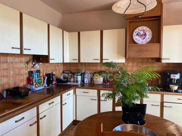 Maison à vendre T4 de 110m2 sur terrain clos de 1260m2, calme, vue dominante et dégagée.