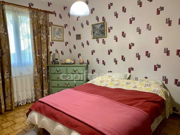 Maison à vendre T4 de 110m2 sur terrain clos de 1260m2, calme, vue dominante et dégagée.