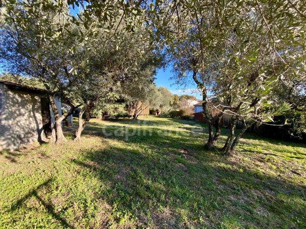 Maison à vendre T4 de 110m2 sur terrain clos de 1260m2, calme, vue dominante et dégagée.