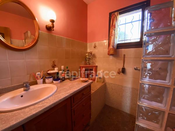 Maison à vendre T4 de 110m2 sur terrain clos de 1260m2, calme, vue dominante et dégagée.