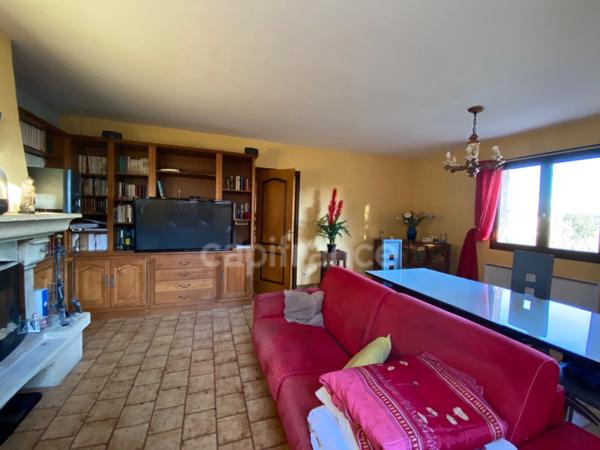 Maison à vendre T4 de 110m2 sur terrain clos de 1260m2, calme, vue dominante et dégagée.