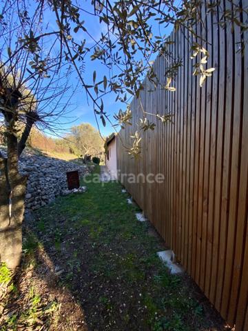 Maison à vendre T4 de 110m2 sur terrain clos de 1260m2, calme, vue dominante et dégagée.