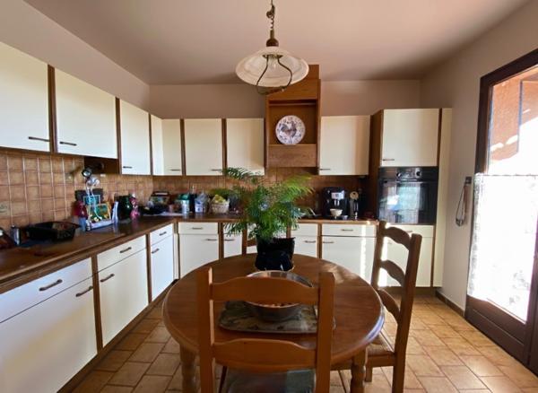 Maison à vendre T4 de 110m2 sur terrain clos de 1260m2, calme, vue dominante et dégagée.