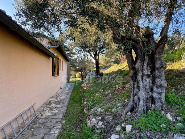 Maison à vendre T4 de 110m2 sur terrain clos de 1260m2, calme, vue dominante et dégagée.