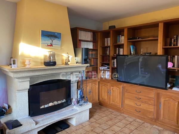 Maison à vendre T4 de 110m2 sur terrain clos de 1260m2, calme, vue dominante et dégagée.