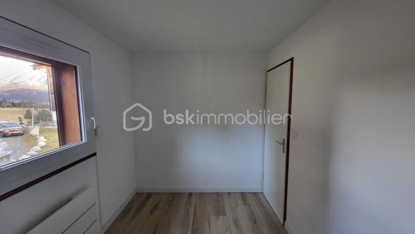 Situé dans la résidence "Le Chardon Bleu", cet appartement bénéficie d'une situation stratégique pour les skieurs et les familles : les pistes, les télésièges et le front de neige sont à proximité immédiate (environ 200m). Plus besoin de prendre la voiture, tout est accessible à pied, y compris les commerces.

- L'APPARTEMENT 
Cet appartement de 46,4m², contrairement à de nombreux biens en station, il offre de vrais espaces de vie distincts.

Il se compose de :

Un séjour lumineux ouvrant sur un grand balcon avec vue dégagée (idéal pour les bains de soleil).

Une cuisine ouverte  donnant sur le séjour.

DEUX VRAIES CHAMBRES fermées (atout rare) : parfait pour préserver l'intimité des parents et des enfants.

Une salle d'eau avec meuble vasque.

WC séparés.

- LES PRESTATIONS


Volets roulants électriques.

Vendu vide : prêt à être meublé à votre goût.

 Casier à skis / Cave.

- INFORMATIONS FINANCIÈRES

Prix : 120 000 €

Charges de copropriété : 2 300 € / an

Taxe foncière : 853 €

DPE : E

Un bien "clé en main" parfait pour profiter de la montagne été comme hiver, ou pour un investissement locatif rentable grâce aux 2 chambres.

À visiter sans tarder ! Contactez-moi pour plus d'infos.