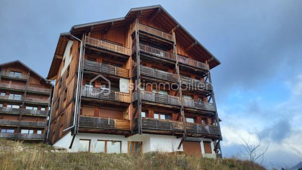 Situé dans la résidence "Le Chardon Bleu", cet appartement bénéficie d'une situation stratégique pour les skieurs et les familles : les pistes, les télésièges et le front de neige sont à proximité immédiate (environ 200m). Plus besoin de prendre la voiture, tout est accessible à pied, y compris les commerces.

- L'APPARTEMENT 
Cet appartement de 46,4m², contrairement à de nombreux biens en station, il offre de vrais espaces de vie distincts.

Il se compose de :

Un séjour lumineux ouvrant sur un grand balcon avec vue dégagée (idéal pour les bains de soleil).

Une cuisine ouverte  donnant sur le séjour.

DEUX VRAIES CHAMBRES fermées (atout rare) : parfait pour préserver l'intimité des parents et des enfants.

Une salle d'eau avec meuble vasque.

WC séparés.

- LES PRESTATIONS


Volets roulants électriques.

Vendu vide : prêt à être meublé à votre goût.

 Casier à skis / Cave.

- INFORMATIONS FINANCIÈRES

Prix : 120 000 €

Charges de copropriété : 2 300 € / an

Taxe foncière : 853 €

DPE : E

Un bien "clé en main" parfait pour profiter de la montagne été comme hiver, ou pour un investissement locatif rentable grâce aux 2 chambres.

À visiter sans tarder ! Contactez-moi pour plus d'infos.