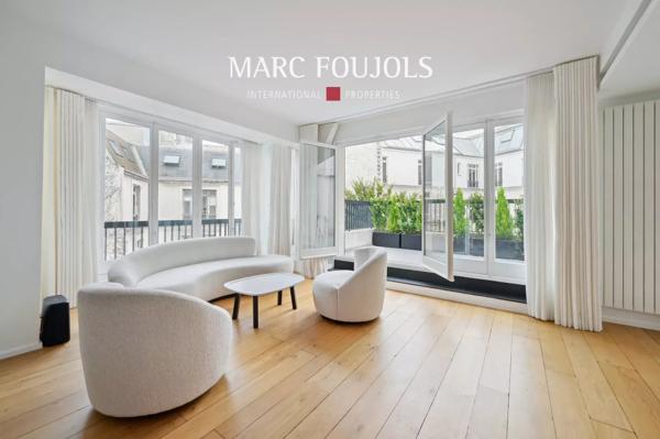 Paris VIII Avenue Montaigne Triangle d’Or – Appartement au 6è étage avec terrasse – 3 chambres- Vue Tour Eiffel