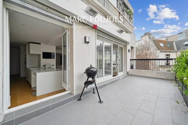 Paris VIII Avenue Montaigne Triangle d’Or – Appartement au 6è étage avec terrasse – 3 chambres- Vue Tour Eiffel