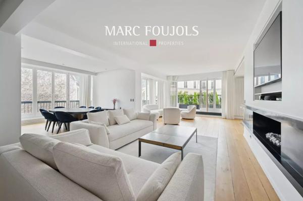 Paris VIII Avenue Montaigne Triangle d’Or – Appartement au 6è étage avec terrasse – 3 chambres- Vue Tour Eiffel