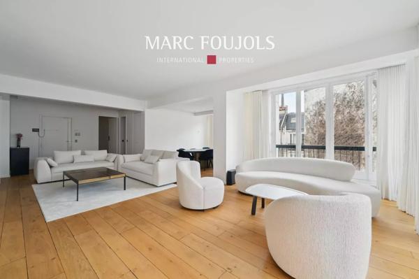Paris VIII Avenue Montaigne Triangle d’Or – Appartement au 6è étage avec terrasse – 3 chambres- Vue Tour Eiffel