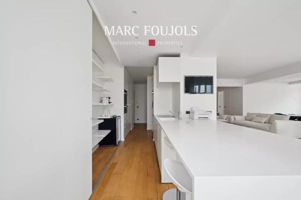 Paris VIII Avenue Montaigne Triangle d’Or – Appartement au 6è étage avec terrasse – 3 chambres- Vue Tour Eiffel