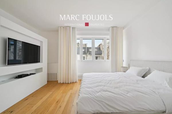 Paris VIII Avenue Montaigne Triangle d’Or – Appartement au 6è étage avec terrasse – 3 chambres- Vue Tour Eiffel