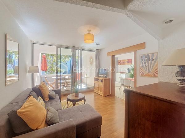 À VENDRE – Appartement atypique 3 pièces de 65 m² avec deux terrasses et parking.

Venez découvrir cet appartement atypique de 3 pièces, d’une superficie de 65 m² habitables (59,42 m² Loi Carrez), issu de la réunion de deux appartements en un seul bien.

Son agencement original bénéficie de deux entrées individuelles et privatives. Les deux espaces sont reliés entre eux par une porte coulissante, permettant de les réunir facilement ou de préserver leur indépendance selon les besoins.

D’un côté, vous découvrirez un agréable salon salle à manger, ouvrant sur une belle terrasse d’environ 13 m².

De l’autre côté, un vaste espace cuisine donnant directement accès à une seconde terrasse d’environ 7 m².

L’espace nuit se compose de deux chambres, dont une chambre aménagée avec deux lits superposés, ainsi que d’une salle d’eau avec WC et d’une salle de bains avec WC.

Deux couloirs desservent les différents espaces de l’appartement.

Une place de parking privative complète ce bien.

Un appartement rare et original, offrant une configuration modulable grâce à ses deux entrées et sa séparation par porte coulissante, ainsi que deux espaces extérieurs.

Pour plus d’informations ou pour organiser une visite, contactez moi dès à présent. 

Je reste à votre disposition 7 jours sur 7 pour vous accompagner dans votre projet.