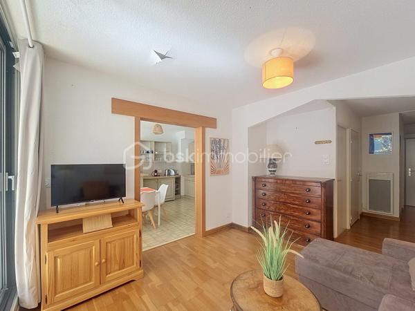À VENDRE – Appartement atypique 3 pièces de 65 m² avec deux terrasses et parking.

Venez découvrir cet appartement atypique de 3 pièces, d’une superficie de 65 m² habitables (59,42 m² Loi Carrez), issu de la réunion de deux appartements en un seul bien.

Son agencement original bénéficie de deux entrées individuelles et privatives. Les deux espaces sont reliés entre eux par une porte coulissante, permettant de les réunir facilement ou de préserver leur indépendance selon les besoins.

D’un côté, vous découvrirez un agréable salon salle à manger, ouvrant sur une belle terrasse d’environ 13 m².

De l’autre côté, un vaste espace cuisine donnant directement accès à une seconde terrasse d’environ 7 m².

L’espace nuit se compose de deux chambres, dont une chambre aménagée avec deux lits superposés, ainsi que d’une salle d’eau avec WC et d’une salle de bains avec WC.

Deux couloirs desservent les différents espaces de l’appartement.

Une place de parking privative complète ce bien.

Un appartement rare et original, offrant une configuration modulable grâce à ses deux entrées et sa séparation par porte coulissante, ainsi que deux espaces extérieurs.

Pour plus d’informations ou pour organiser une visite, contactez moi dès à présent. 

Je reste à votre disposition 7 jours sur 7 pour vous accompagner dans votre projet.