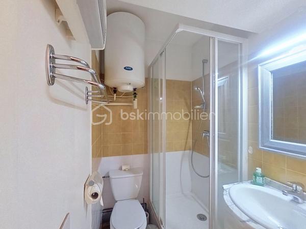 À VENDRE – Appartement atypique 3 pièces de 65 m² avec deux terrasses et parking.

Venez découvrir cet appartement atypique de 3 pièces, d’une superficie de 65 m² habitables (59,42 m² Loi Carrez), issu de la réunion de deux appartements en un seul bien.

Son agencement original bénéficie de deux entrées individuelles et privatives. Les deux espaces sont reliés entre eux par une porte coulissante, permettant de les réunir facilement ou de préserver leur indépendance selon les besoins.

D’un côté, vous découvrirez un agréable salon salle à manger, ouvrant sur une belle terrasse d’environ 13 m².

De l’autre côté, un vaste espace cuisine donnant directement accès à une seconde terrasse d’environ 7 m².

L’espace nuit se compose de deux chambres, dont une chambre aménagée avec deux lits superposés, ainsi que d’une salle d’eau avec WC et d’une salle de bains avec WC.

Deux couloirs desservent les différents espaces de l’appartement.

Une place de parking privative complète ce bien.

Un appartement rare et original, offrant une configuration modulable grâce à ses deux entrées et sa séparation par porte coulissante, ainsi que deux espaces extérieurs.

Pour plus d’informations ou pour organiser une visite, contactez moi dès à présent. 

Je reste à votre disposition 7 jours sur 7 pour vous accompagner dans votre projet.