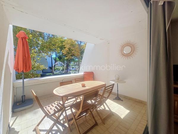 À VENDRE – Appartement atypique 3 pièces de 65 m² avec deux terrasses et parking.

Venez découvrir cet appartement atypique de 3 pièces, d’une superficie de 65 m² habitables (59,42 m² Loi Carrez), issu de la réunion de deux appartements en un seul bien.

Son agencement original bénéficie de deux entrées individuelles et privatives. Les deux espaces sont reliés entre eux par une porte coulissante, permettant de les réunir facilement ou de préserver leur indépendance selon les besoins.

D’un côté, vous découvrirez un agréable salon salle à manger, ouvrant sur une belle terrasse d’environ 13 m².

De l’autre côté, un vaste espace cuisine donnant directement accès à une seconde terrasse d’environ 7 m².

L’espace nuit se compose de deux chambres, dont une chambre aménagée avec deux lits superposés, ainsi que d’une salle d’eau avec WC et d’une salle de bains avec WC.

Deux couloirs desservent les différents espaces de l’appartement.

Une place de parking privative complète ce bien.

Un appartement rare et original, offrant une configuration modulable grâce à ses deux entrées et sa séparation par porte coulissante, ainsi que deux espaces extérieurs.

Pour plus d’informations ou pour organiser une visite, contactez moi dès à présent. 

Je reste à votre disposition 7 jours sur 7 pour vous accompagner dans votre projet.