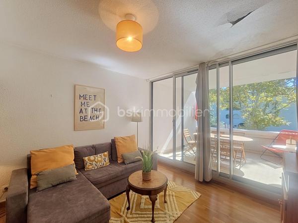 À VENDRE – Appartement atypique 3 pièces de 65 m² avec deux terrasses et parking.

Venez découvrir cet appartement atypique de 3 pièces, d’une superficie de 65 m² habitables (59,42 m² Loi Carrez), issu de la réunion de deux appartements en un seul bien.

Son agencement original bénéficie de deux entrées individuelles et privatives. Les deux espaces sont reliés entre eux par une porte coulissante, permettant de les réunir facilement ou de préserver leur indépendance selon les besoins.

D’un côté, vous découvrirez un agréable salon salle à manger, ouvrant sur une belle terrasse d’environ 13 m².

De l’autre côté, un vaste espace cuisine donnant directement accès à une seconde terrasse d’environ 7 m².

L’espace nuit se compose de deux chambres, dont une chambre aménagée avec deux lits superposés, ainsi que d’une salle d’eau avec WC et d’une salle de bains avec WC.

Deux couloirs desservent les différents espaces de l’appartement.

Une place de parking privative complète ce bien.

Un appartement rare et original, offrant une configuration modulable grâce à ses deux entrées et sa séparation par porte coulissante, ainsi que deux espaces extérieurs.

Pour plus d’informations ou pour organiser une visite, contactez moi dès à présent. 

Je reste à votre disposition 7 jours sur 7 pour vous accompagner dans votre projet.
