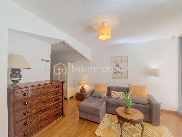 À VENDRE – Appartement atypique 3 pièces de 65 m² avec deux terrasses et parking.

Venez découvrir cet appartement atypique de 3 pièces, d’une superficie de 65 m² habitables (59,42 m² Loi Carrez), issu de la réunion de deux appartements en un seul bien.

Son agencement original bénéficie de deux entrées individuelles et privatives. Les deux espaces sont reliés entre eux par une porte coulissante, permettant de les réunir facilement ou de préserver leur indépendance selon les besoins.

D’un côté, vous découvrirez un agréable salon salle à manger, ouvrant sur une belle terrasse d’environ 13 m².

De l’autre côté, un vaste espace cuisine donnant directement accès à une seconde terrasse d’environ 7 m².

L’espace nuit se compose de deux chambres, dont une chambre aménagée avec deux lits superposés, ainsi que d’une salle d’eau avec WC et d’une salle de bains avec WC.

Deux couloirs desservent les différents espaces de l’appartement.

Une place de parking privative complète ce bien.

Un appartement rare et original, offrant une configuration modulable grâce à ses deux entrées et sa séparation par porte coulissante, ainsi que deux espaces extérieurs.

Pour plus d’informations ou pour organiser une visite, contactez moi dès à présent. 

Je reste à votre disposition 7 jours sur 7 pour vous accompagner dans votre projet.