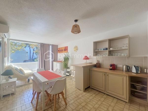 À VENDRE – Appartement atypique 3 pièces de 65 m² avec deux terrasses et parking.

Venez découvrir cet appartement atypique de 3 pièces, d’une superficie de 65 m² habitables (59,42 m² Loi Carrez), issu de la réunion de deux appartements en un seul bien.

Son agencement original bénéficie de deux entrées individuelles et privatives. Les deux espaces sont reliés entre eux par une porte coulissante, permettant de les réunir facilement ou de préserver leur indépendance selon les besoins.

D’un côté, vous découvrirez un agréable salon salle à manger, ouvrant sur une belle terrasse d’environ 13 m².

De l’autre côté, un vaste espace cuisine donnant directement accès à une seconde terrasse d’environ 7 m².

L’espace nuit se compose de deux chambres, dont une chambre aménagée avec deux lits superposés, ainsi que d’une salle d’eau avec WC et d’une salle de bains avec WC.

Deux couloirs desservent les différents espaces de l’appartement.

Une place de parking privative complète ce bien.

Un appartement rare et original, offrant une configuration modulable grâce à ses deux entrées et sa séparation par porte coulissante, ainsi que deux espaces extérieurs.

Pour plus d’informations ou pour organiser une visite, contactez moi dès à présent. 

Je reste à votre disposition 7 jours sur 7 pour vous accompagner dans votre projet.