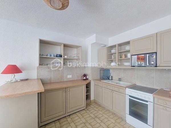 À VENDRE – Appartement atypique 3 pièces de 65 m² avec deux terrasses et parking.

Venez découvrir cet appartement atypique de 3 pièces, d’une superficie de 65 m² habitables (59,42 m² Loi Carrez), issu de la réunion de deux appartements en un seul bien.

Son agencement original bénéficie de deux entrées individuelles et privatives. Les deux espaces sont reliés entre eux par une porte coulissante, permettant de les réunir facilement ou de préserver leur indépendance selon les besoins.

D’un côté, vous découvrirez un agréable salon salle à manger, ouvrant sur une belle terrasse d’environ 13 m².

De l’autre côté, un vaste espace cuisine donnant directement accès à une seconde terrasse d’environ 7 m².

L’espace nuit se compose de deux chambres, dont une chambre aménagée avec deux lits superposés, ainsi que d’une salle d’eau avec WC et d’une salle de bains avec WC.

Deux couloirs desservent les différents espaces de l’appartement.

Une place de parking privative complète ce bien.

Un appartement rare et original, offrant une configuration modulable grâce à ses deux entrées et sa séparation par porte coulissante, ainsi que deux espaces extérieurs.

Pour plus d’informations ou pour organiser une visite, contactez moi dès à présent. 

Je reste à votre disposition 7 jours sur 7 pour vous accompagner dans votre projet.