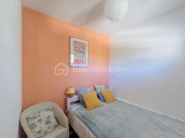 À VENDRE – Appartement atypique 3 pièces de 65 m² avec deux terrasses et parking.

Venez découvrir cet appartement atypique de 3 pièces, d’une superficie de 65 m² habitables (59,42 m² Loi Carrez), issu de la réunion de deux appartements en un seul bien.

Son agencement original bénéficie de deux entrées individuelles et privatives. Les deux espaces sont reliés entre eux par une porte coulissante, permettant de les réunir facilement ou de préserver leur indépendance selon les besoins.

D’un côté, vous découvrirez un agréable salon salle à manger, ouvrant sur une belle terrasse d’environ 13 m².

De l’autre côté, un vaste espace cuisine donnant directement accès à une seconde terrasse d’environ 7 m².

L’espace nuit se compose de deux chambres, dont une chambre aménagée avec deux lits superposés, ainsi que d’une salle d’eau avec WC et d’une salle de bains avec WC.

Deux couloirs desservent les différents espaces de l’appartement.

Une place de parking privative complète ce bien.

Un appartement rare et original, offrant une configuration modulable grâce à ses deux entrées et sa séparation par porte coulissante, ainsi que deux espaces extérieurs.

Pour plus d’informations ou pour organiser une visite, contactez moi dès à présent. 

Je reste à votre disposition 7 jours sur 7 pour vous accompagner dans votre projet.