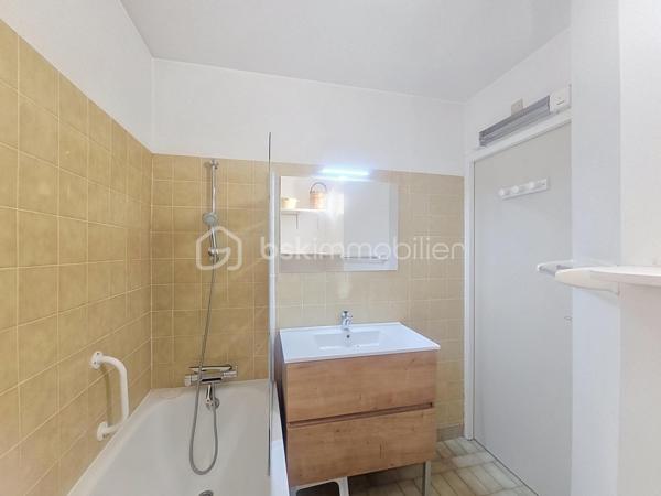 À VENDRE – Appartement atypique 3 pièces de 65 m² avec deux terrasses et parking.

Venez découvrir cet appartement atypique de 3 pièces, d’une superficie de 65 m² habitables (59,42 m² Loi Carrez), issu de la réunion de deux appartements en un seul bien.

Son agencement original bénéficie de deux entrées individuelles et privatives. Les deux espaces sont reliés entre eux par une porte coulissante, permettant de les réunir facilement ou de préserver leur indépendance selon les besoins.

D’un côté, vous découvrirez un agréable salon salle à manger, ouvrant sur une belle terrasse d’environ 13 m².

De l’autre côté, un vaste espace cuisine donnant directement accès à une seconde terrasse d’environ 7 m².

L’espace nuit se compose de deux chambres, dont une chambre aménagée avec deux lits superposés, ainsi que d’une salle d’eau avec WC et d’une salle de bains avec WC.

Deux couloirs desservent les différents espaces de l’appartement.

Une place de parking privative complète ce bien.

Un appartement rare et original, offrant une configuration modulable grâce à ses deux entrées et sa séparation par porte coulissante, ainsi que deux espaces extérieurs.

Pour plus d’informations ou pour organiser une visite, contactez moi dès à présent. 

Je reste à votre disposition 7 jours sur 7 pour vous accompagner dans votre projet.