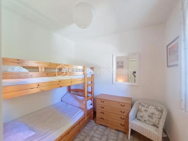 À VENDRE – Appartement atypique 3 pièces de 65 m² avec deux terrasses et parking.

Venez découvrir cet appartement atypique de 3 pièces, d’une superficie de 65 m² habitables (59,42 m² Loi Carrez), issu de la réunion de deux appartements en un seul bien.

Son agencement original bénéficie de deux entrées individuelles et privatives. Les deux espaces sont reliés entre eux par une porte coulissante, permettant de les réunir facilement ou de préserver leur indépendance selon les besoins.

D’un côté, vous découvrirez un agréable salon salle à manger, ouvrant sur une belle terrasse d’environ 13 m².

De l’autre côté, un vaste espace cuisine donnant directement accès à une seconde terrasse d’environ 7 m².

L’espace nuit se compose de deux chambres, dont une chambre aménagée avec deux lits superposés, ainsi que d’une salle d’eau avec WC et d’une salle de bains avec WC.

Deux couloirs desservent les différents espaces de l’appartement.

Une place de parking privative complète ce bien.

Un appartement rare et original, offrant une configuration modulable grâce à ses deux entrées et sa séparation par porte coulissante, ainsi que deux espaces extérieurs.

Pour plus d’informations ou pour organiser une visite, contactez moi dès à présent. 

Je reste à votre disposition 7 jours sur 7 pour vous accompagner dans votre projet.