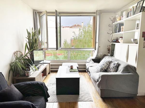 Vincennes- proche du bois, dans une copropriété sécurisée, parfaitement entretenue et avec gardien, découvrez ce bel appartement traversant de 61 m² offrant calme, luminosité et de nombreuses possibilités d'aménagement.
Situé au 2ᵉ étage sans ascenseur, en retrait de la rue, il bénéficie d'un environnement paisible et de faibles charges de copropriété.
Grâce à sa double exposition Est/Ouest, sa grande baie vitrée et son absence totale de vis-à-vis, l'appartement profite d'une luminosité remarquable tout au long de la journée.
Il se compose d'un séjour lumineux exposé Ouest, d'une cuisine indépendante pouvant être très facilement ouverte sur le séjour afin de créer un espace de vie convivial d'environ 22 m², de trois véritables chambres, d'une salle d'eau et de WC séparés.
Son agencement optimisé en fait un bien idéal pour une famille, un premier achat ou un investissement locatif.
Une place de parking complète ce bien.

 Bus 118 → Métro ligne 1 - 5/8mn de bus
                    RER A Vincennes - 10/12mn de bus  
Les + qui font la différence : ✔ Calme  ✔ Très lumineux toute la journée ✔ Trois chambres ✔ Place de parking extérieure dans la résidence ✔ Cave et local à vélo.
Travaux à prévoir, offrant un fort potentiel de valorisation et la possibilité de créer un intérieur à votre image.