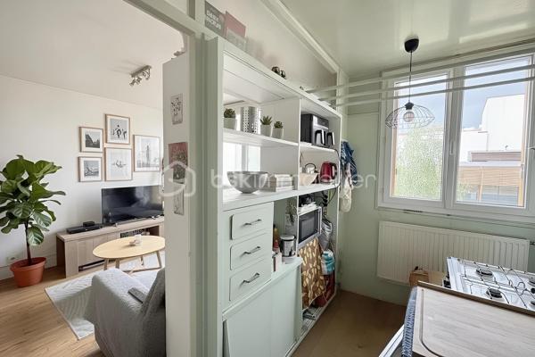 Vincennes- proche du bois, dans une copropriété sécurisée, parfaitement entretenue et avec gardien, découvrez ce bel appartement traversant de 61 m² offrant calme, luminosité et de nombreuses possibilités d'aménagement.
Situé au 2ᵉ étage sans ascenseur, en retrait de la rue, il bénéficie d'un environnement paisible et de faibles charges de copropriété.
Grâce à sa double exposition Est/Ouest, sa grande baie vitrée et son absence totale de vis-à-vis, l'appartement profite d'une luminosité remarquable tout au long de la journée.
Il se compose d'un séjour lumineux exposé Ouest, d'une cuisine indépendante pouvant être très facilement ouverte sur le séjour afin de créer un espace de vie convivial d'environ 22 m², de trois véritables chambres, d'une salle d'eau et de WC séparés.
Son agencement optimisé en fait un bien idéal pour une famille, un premier achat ou un investissement locatif.
Une place de parking complète ce bien.

 Bus 118 → Métro ligne 1 - 5/8mn de bus
                    RER A Vincennes - 10/12mn de bus  
Les + qui font la différence : ✔ Calme  ✔ Très lumineux toute la journée ✔ Trois chambres ✔ Place de parking extérieure dans la résidence ✔ Cave et local à vélo.
Travaux à prévoir, offrant un fort potentiel de valorisation et la possibilité de créer un intérieur à votre image.