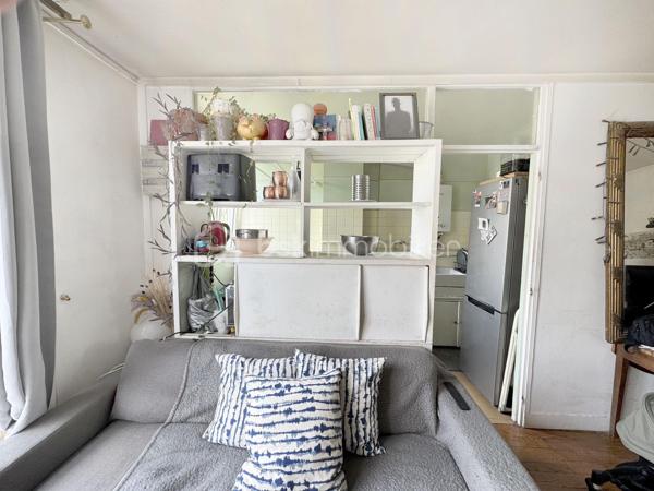 Vincennes- proche du bois, dans une copropriété sécurisée, parfaitement entretenue et avec gardien, découvrez ce bel appartement traversant de 61 m² offrant calme, luminosité et de nombreuses possibilités d'aménagement.
Situé au 2ᵉ étage sans ascenseur, en retrait de la rue, il bénéficie d'un environnement paisible et de faibles charges de copropriété.
Grâce à sa double exposition Est/Ouest, sa grande baie vitrée et son absence totale de vis-à-vis, l'appartement profite d'une luminosité remarquable tout au long de la journée.
Il se compose d'un séjour lumineux exposé Ouest, d'une cuisine indépendante pouvant être très facilement ouverte sur le séjour afin de créer un espace de vie convivial d'environ 22 m², de trois véritables chambres, d'une salle d'eau et de WC séparés.
Son agencement optimisé en fait un bien idéal pour une famille, un premier achat ou un investissement locatif.
Une place de parking complète ce bien.

 Bus 118 → Métro ligne 1 - 5/8mn de bus
                    RER A Vincennes - 10/12mn de bus  
Les + qui font la différence : ✔ Calme  ✔ Très lumineux toute la journée ✔ Trois chambres ✔ Place de parking extérieure dans la résidence ✔ Cave et local à vélo.
Travaux à prévoir, offrant un fort potentiel de valorisation et la possibilité de créer un intérieur à votre image.