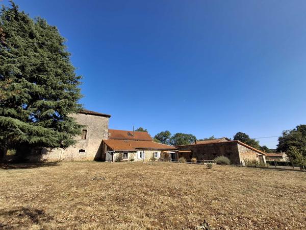 ANCIEN CORPS DE FERME RENOVE AVEC DEPENDANCES ET PRAIRIES ATTENANTES