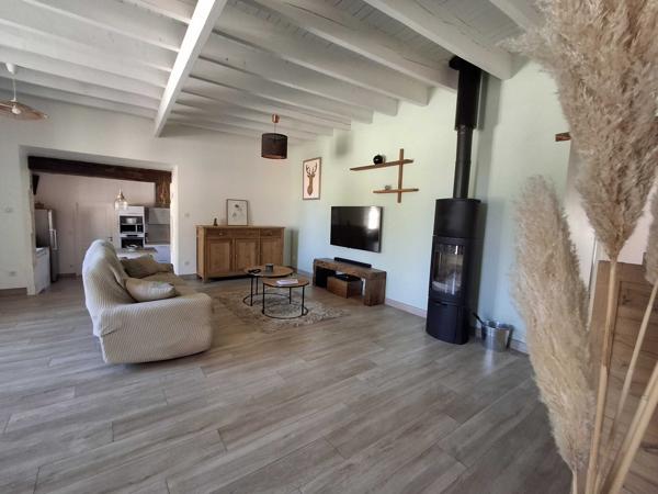 ANCIEN CORPS DE FERME RENOVE AVEC DEPENDANCES ET PRAIRIES ATTENANTES