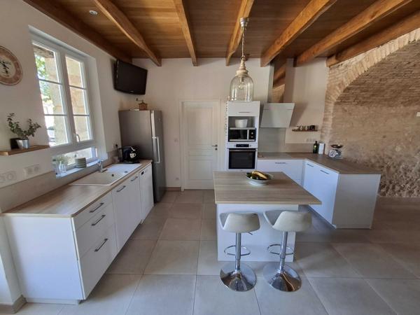 ANCIEN CORPS DE FERME RENOVE AVEC DEPENDANCES ET PRAIRIES ATTENANTES