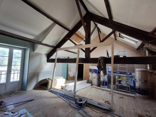 ANCIEN CORPS DE FERME RENOVE AVEC DEPENDANCES ET PRAIRIES ATTENANTES