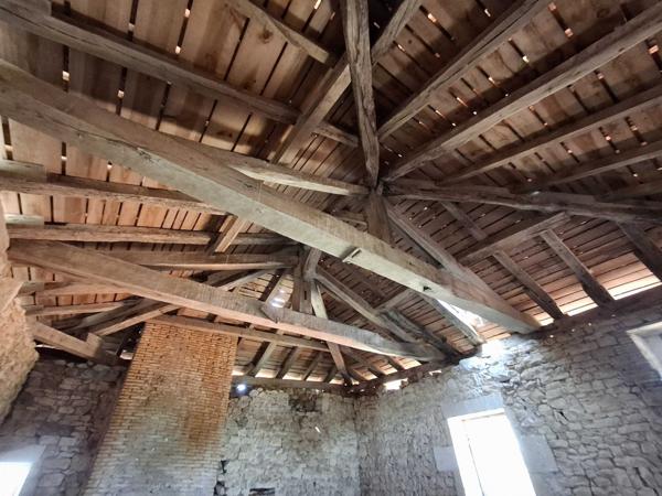 ANCIEN CORPS DE FERME RENOVE AVEC DEPENDANCES ET PRAIRIES ATTENANTES