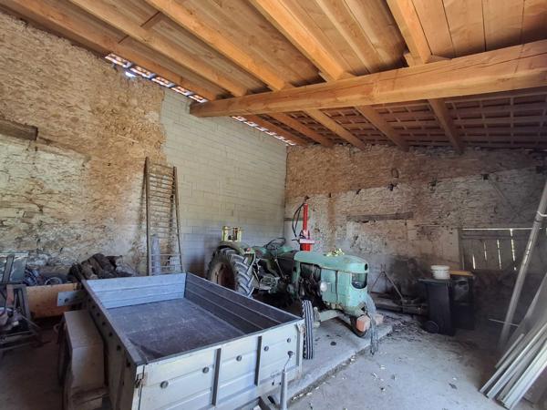 ANCIEN CORPS DE FERME RENOVE AVEC DEPENDANCES ET PRAIRIES ATTENANTES